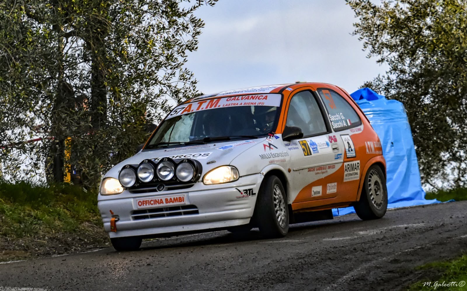 Opel Corsa in curva su strada del rally