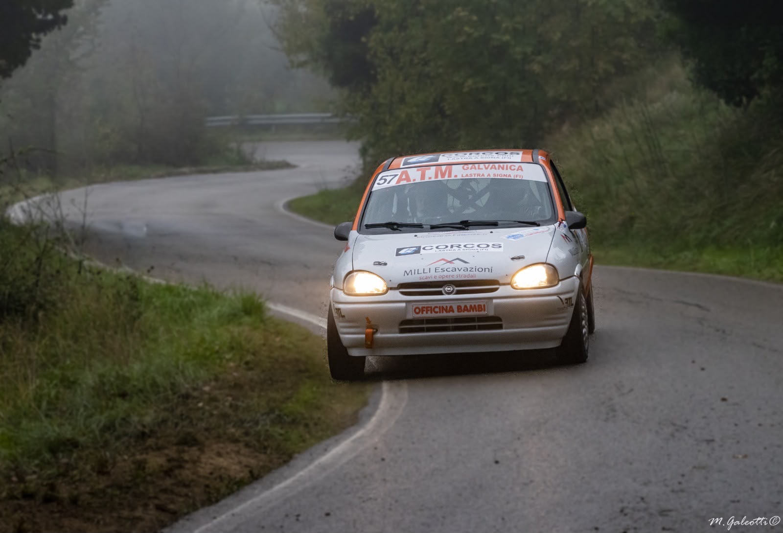 Opel Corsa in gara su strade del rally